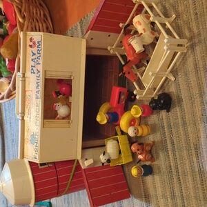 #32 Vintage Fisher Price Play Family Farm 915 Little People Barn & Silo